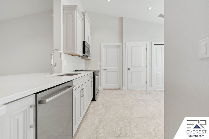 LIKE NEW, CUSTOM BUILT 4/3/2 IN BEAUTIFUL PINE LAKES property image