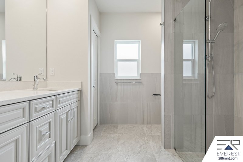 LIKE NEW, CUSTOM BUILT 4/3/2 IN BEAUTIFUL PINE LAKES property image