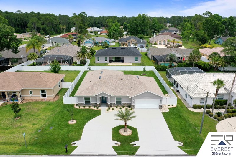 LIKE NEW, CUSTOM BUILT 4/3/2 IN BEAUTIFUL PINE LAKES property image