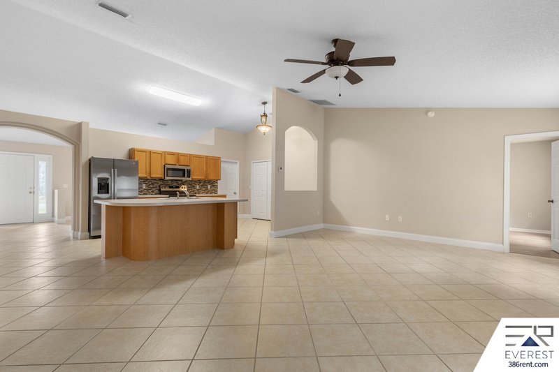 SPACIOUS 3+DEN/2/2 IN DESIRABLE LEHIGH WOODS property image