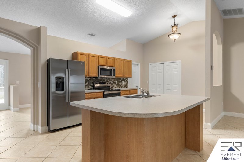 SPACIOUS 3+DEN/2/2 IN DESIRABLE LEHIGH WOODS property image