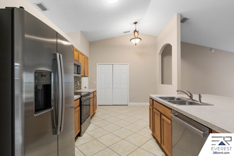 SPACIOUS 3+DEN/2/2 IN DESIRABLE LEHIGH WOODS property image