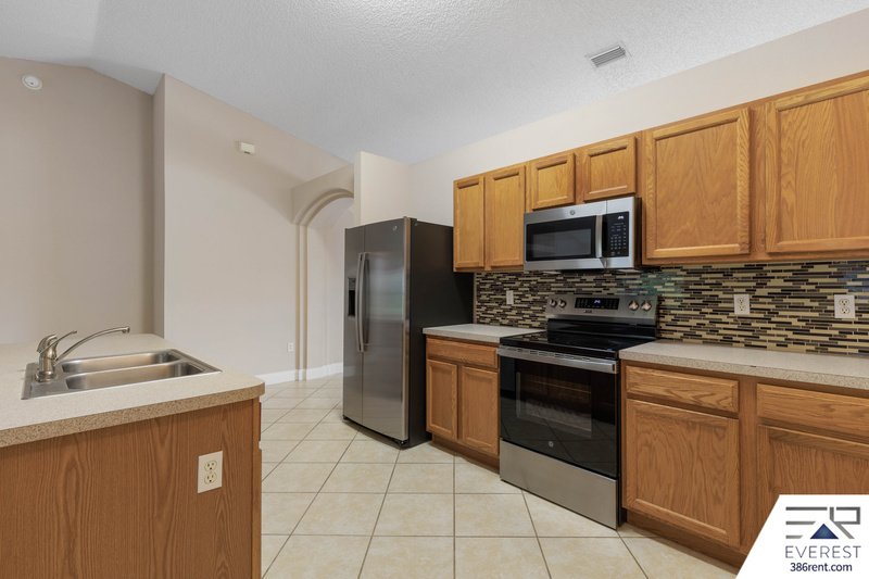 SPACIOUS 3+DEN/2/2 IN DESIRABLE LEHIGH WOODS property image