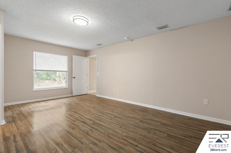 SPACIOUS 3+DEN/2/2 IN DESIRABLE LEHIGH WOODS property image