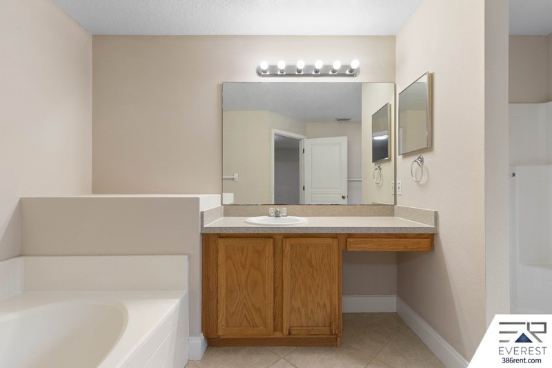 SPACIOUS 3+DEN/2/2 IN DESIRABLE LEHIGH WOODS property image