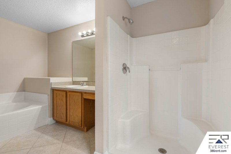 SPACIOUS 3+DEN/2/2 IN DESIRABLE LEHIGH WOODS property image