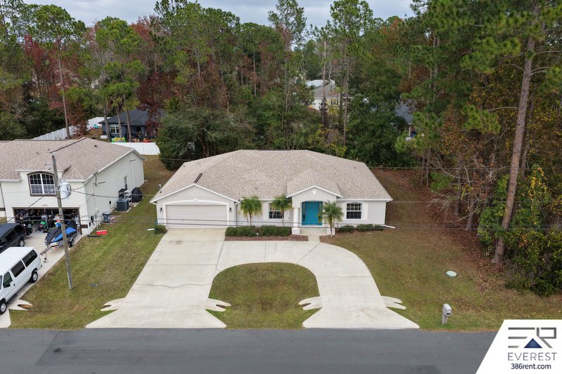 SPACIOUS 3+DEN/2/2 IN DESIRABLE LEHIGH WOODS property image