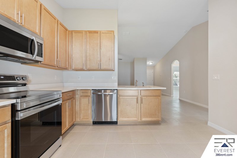 FULLY FENCED, LIKE NEW 3/2/1 TOWNHOUSE IN BEAUTIFUL SEMINOLE WOODS property image