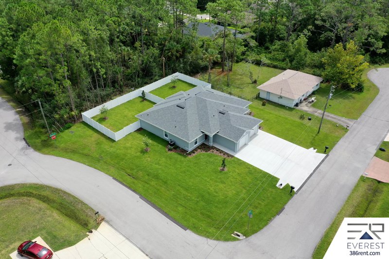 FULLY FENCED, LIKE NEW 3/2/1 TOWNHOUSE ON A CUL DE SAC IN BEAUTIFUL SEMINOLE WOODS property image