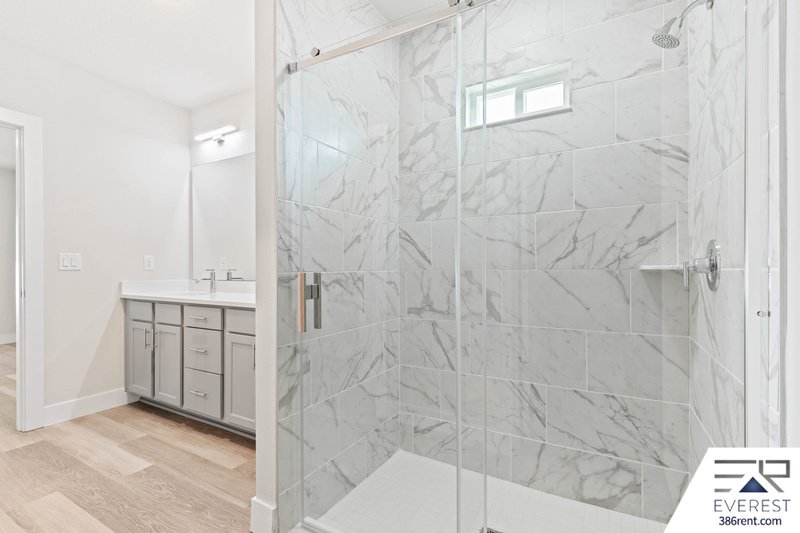 FULLY FENCED, UPGRADED 3/2/2 IN DESIRABLE PINE GROVE property image