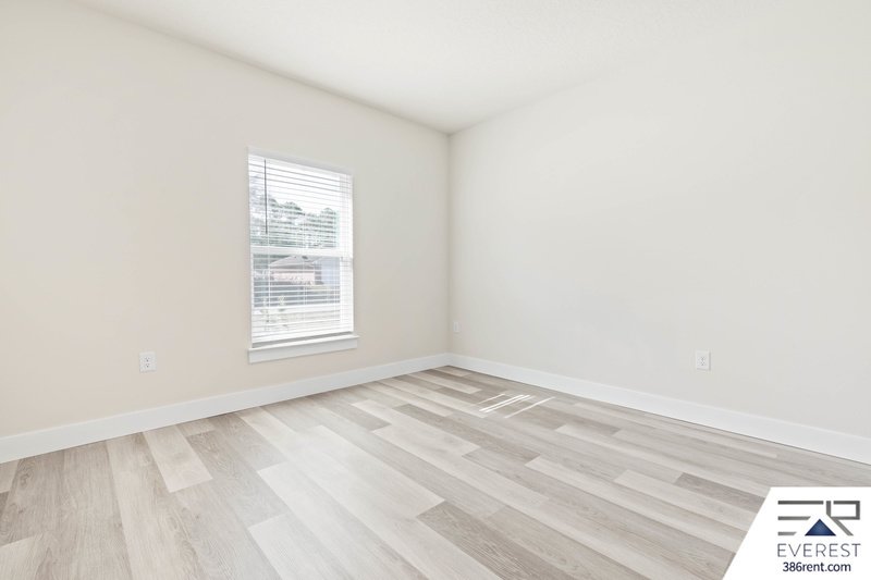 FULLY FENCED, UPGRADED 3/2/2 IN DESIRABLE PINE GROVE property image