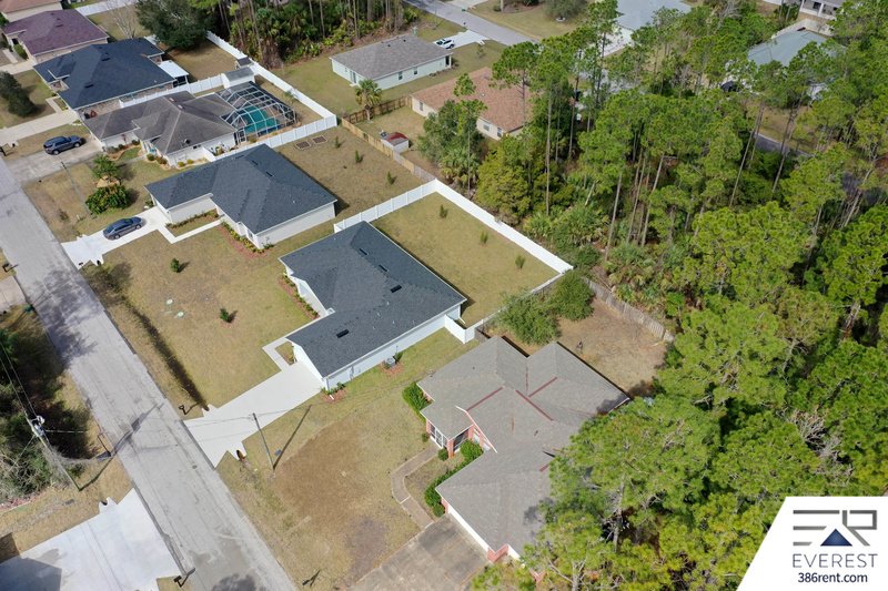 FULLY FENCED, UPGRADED 3/2/2 IN DESIRABLE PINE GROVE property image