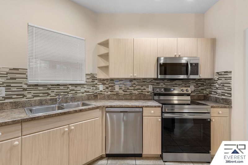 FULLY FENCED, SPACIOUS 4/2.5/2 ON A CUL-DE-SAC IN LEHIGH WOODS property image