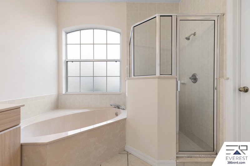 FULLY FENCED, SPACIOUS 4/2.5/2 ON A CUL-DE-SAC IN LEHIGH WOODS property image