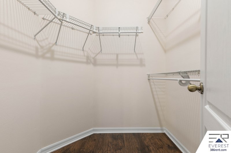 FULLY FENCED, SPACIOUS 4/2.5/2 ON A CUL-DE-SAC IN LEHIGH WOODS property image