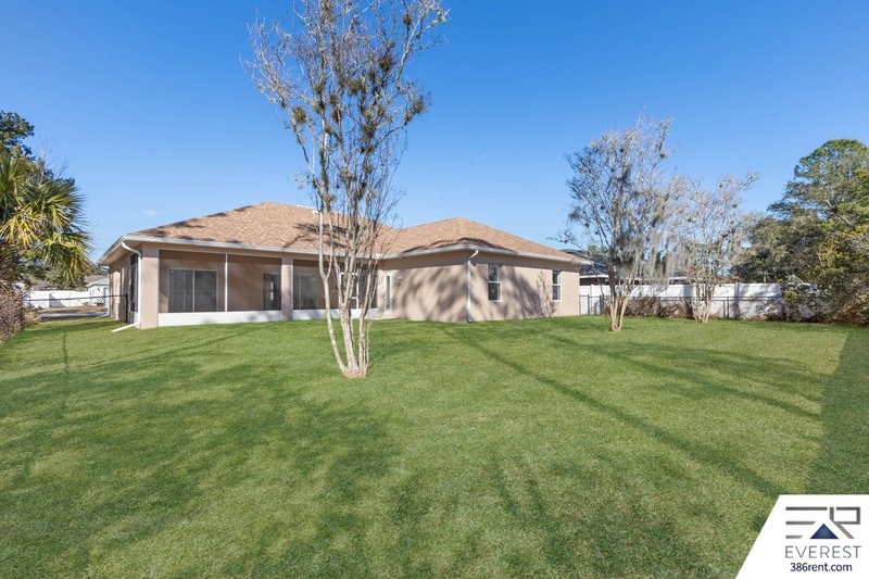 FULLY FENCED, SPACIOUS 4/2.5/2 ON A CUL-DE-SAC IN LEHIGH WOODS property image