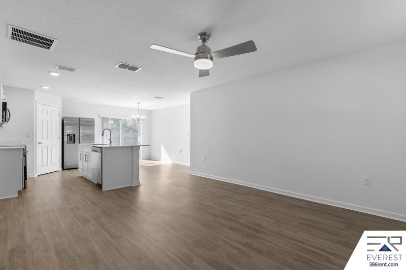 MOVE-IN READY 3/2 WITH 2-CAR GARAGE & PRIVATE FENCED YARD IN SOUGHT-AFTER SEMINOLE WOODS property image