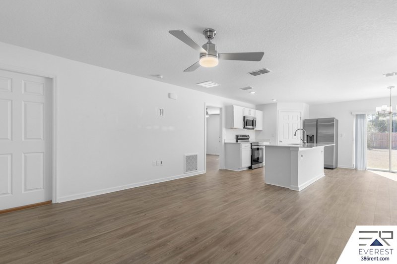 MOVE-IN READY 3/2 WITH 2-CAR GARAGE & PRIVATE FENCED YARD IN SOUGHT-AFTER SEMINOLE WOODS property image