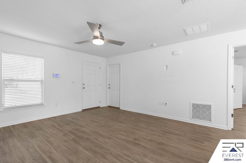 MOVE-IN READY 3/2 WITH 2-CAR GARAGE & PRIVATE FENCED YARD IN SOUGHT-AFTER SEMINOLE WOODS property image