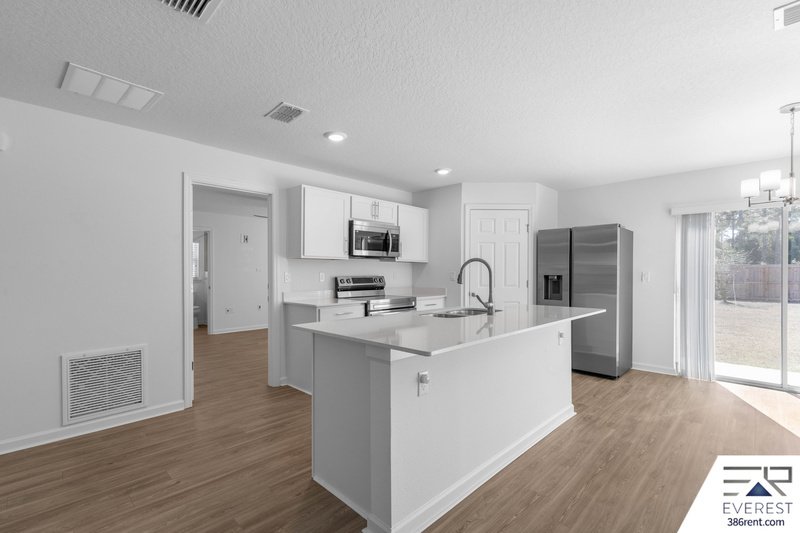 MOVE-IN READY 3/2 WITH 2-CAR GARAGE & PRIVATE FENCED YARD IN SOUGHT-AFTER SEMINOLE WOODS property image