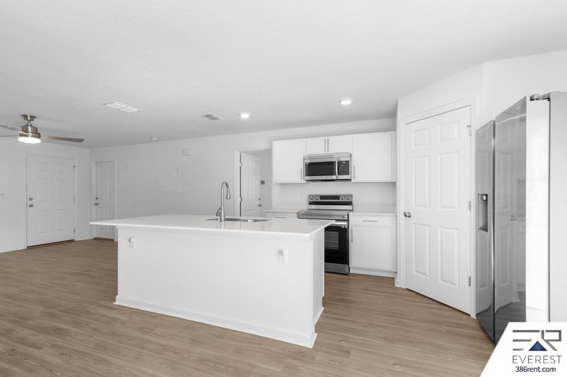 MOVE-IN READY 3/2 WITH 2-CAR GARAGE & PRIVATE FENCED YARD IN SOUGHT-AFTER SEMINOLE WOODS property image