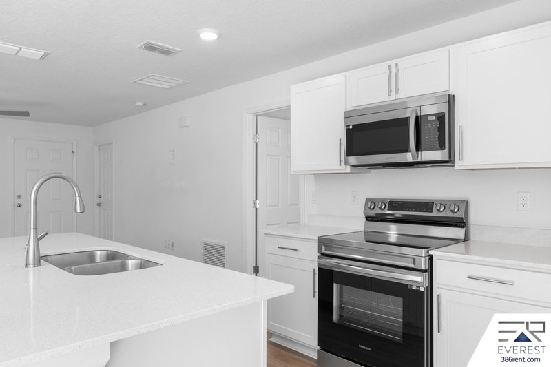 MOVE-IN READY 3/2 WITH 2-CAR GARAGE & PRIVATE FENCED YARD IN SOUGHT-AFTER SEMINOLE WOODS property image