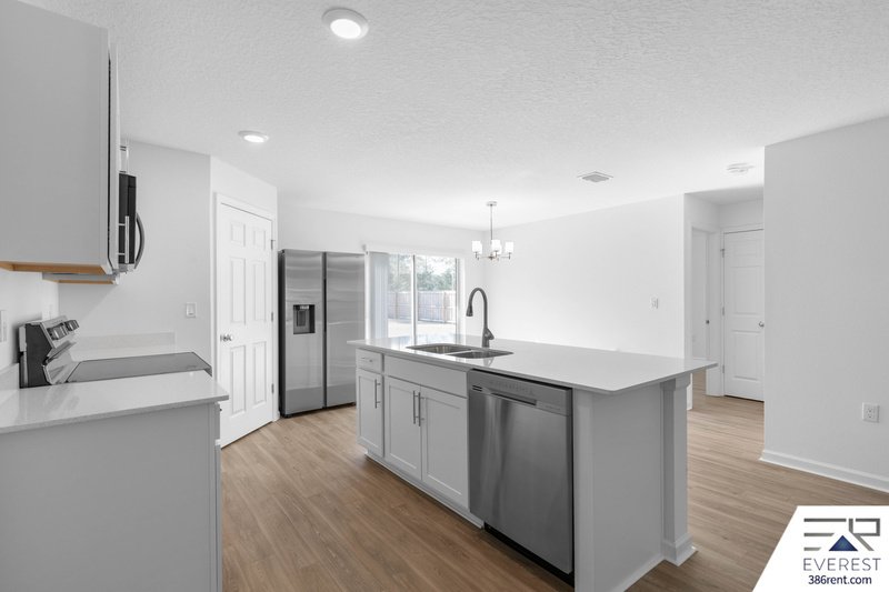 MOVE-IN READY 3/2 WITH 2-CAR GARAGE & PRIVATE FENCED YARD IN SOUGHT-AFTER SEMINOLE WOODS property image