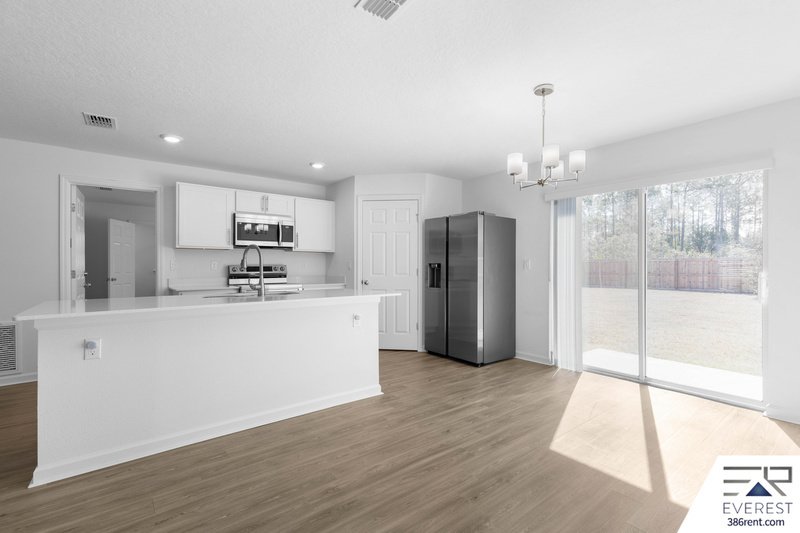 MOVE-IN READY 3/2 WITH 2-CAR GARAGE & PRIVATE FENCED YARD IN SOUGHT-AFTER SEMINOLE WOODS property image