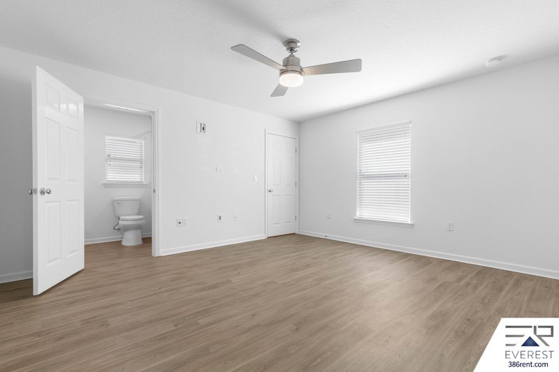 MOVE-IN READY 3/2 WITH 2-CAR GARAGE & PRIVATE FENCED YARD IN SOUGHT-AFTER SEMINOLE WOODS property image