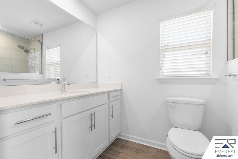 MOVE-IN READY 3/2 WITH 2-CAR GARAGE & PRIVATE FENCED YARD IN SOUGHT-AFTER SEMINOLE WOODS property image