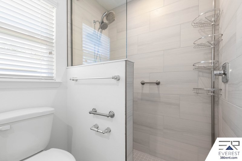 MOVE-IN READY 3/2 WITH 2-CAR GARAGE & PRIVATE FENCED YARD IN SOUGHT-AFTER SEMINOLE WOODS property image