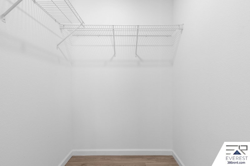 MOVE-IN READY 3/2 WITH 2-CAR GARAGE & PRIVATE FENCED YARD IN SOUGHT-AFTER SEMINOLE WOODS property image