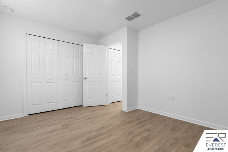 MOVE-IN READY 3/2 WITH 2-CAR GARAGE & PRIVATE FENCED YARD IN SOUGHT-AFTER SEMINOLE WOODS property image