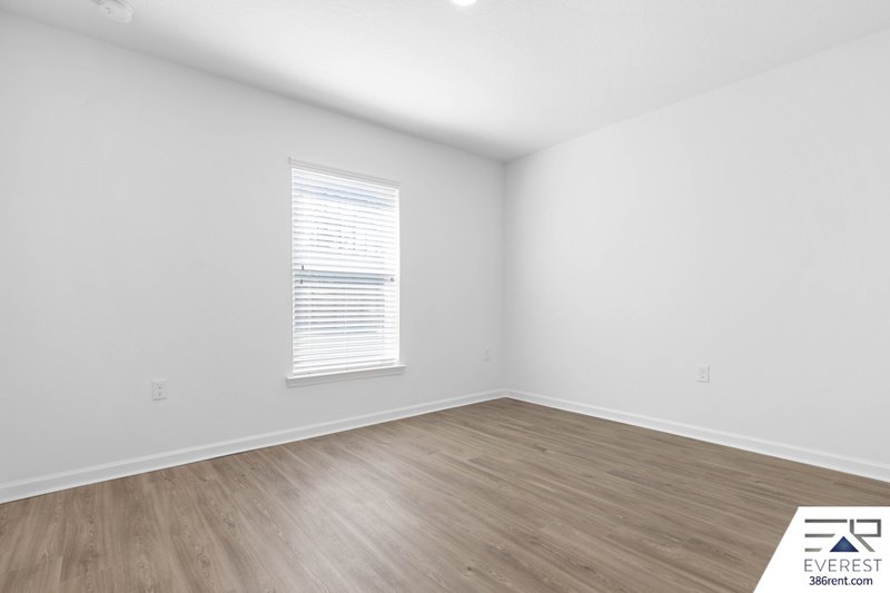 MOVE-IN READY 3/2 WITH 2-CAR GARAGE & PRIVATE FENCED YARD IN SOUGHT-AFTER SEMINOLE WOODS property image