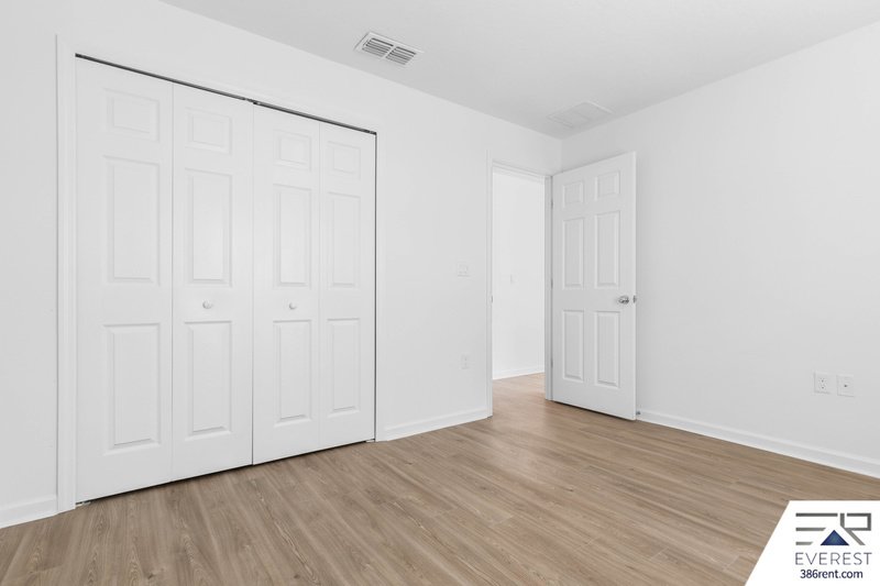 MOVE-IN READY 3/2 WITH 2-CAR GARAGE & PRIVATE FENCED YARD IN SOUGHT-AFTER SEMINOLE WOODS property image