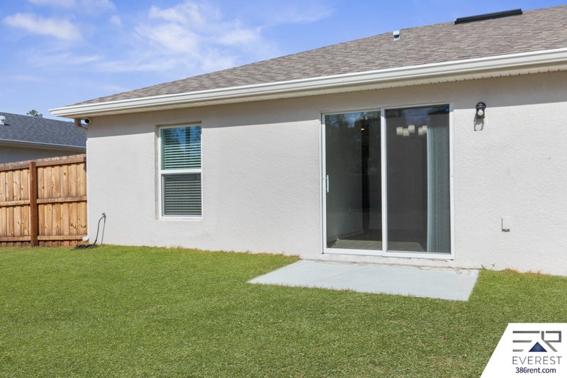 MOVE-IN READY 3/2 WITH 2-CAR GARAGE & PRIVATE FENCED YARD IN SOUGHT-AFTER SEMINOLE WOODS property image