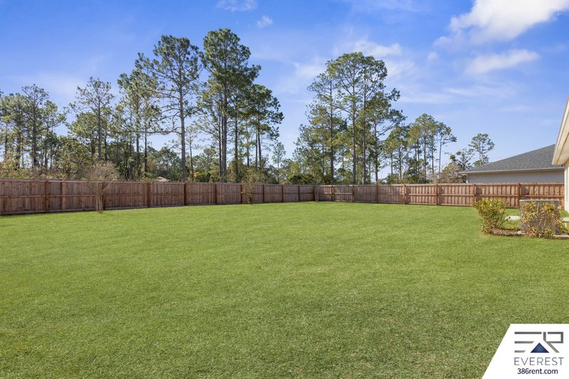 MOVE-IN READY 3/2 WITH 2-CAR GARAGE & PRIVATE FENCED YARD IN SOUGHT-AFTER SEMINOLE WOODS property image