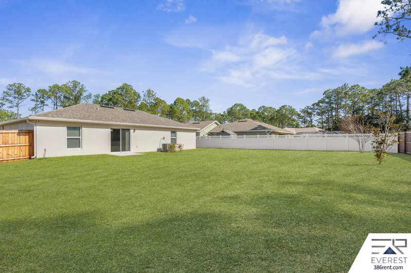 MOVE-IN READY 3/2 WITH 2-CAR GARAGE & PRIVATE FENCED YARD IN SOUGHT-AFTER SEMINOLE WOODS property image