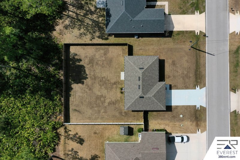 MOVE-IN READY 3/2 WITH 2-CAR GARAGE & PRIVATE FENCED YARD IN SOUGHT-AFTER SEMINOLE WOODS property image