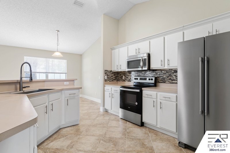 FULLY FENCED 4/2/2 IN DESIRABLE PINE GROVE property image