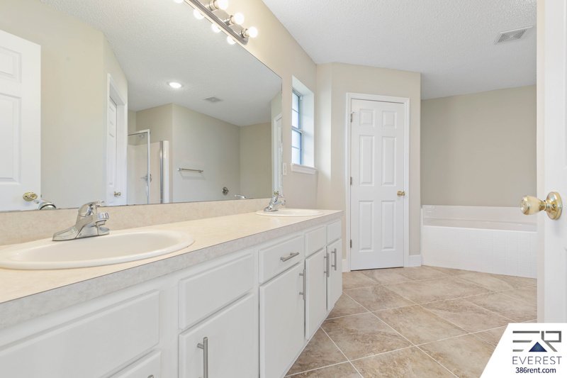 FULLY FENCED 4/2/2 IN DESIRABLE PINE GROVE property image