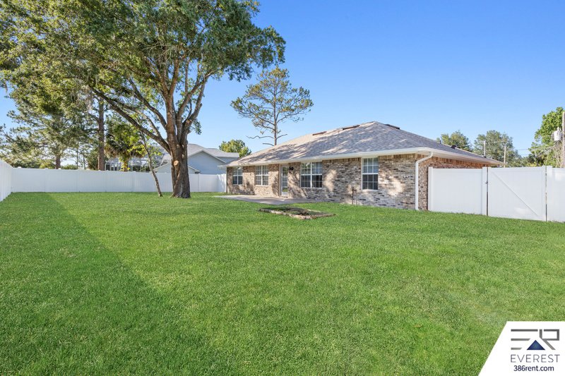 FULLY FENCED 4/2/2 IN DESIRABLE PINE GROVE property image