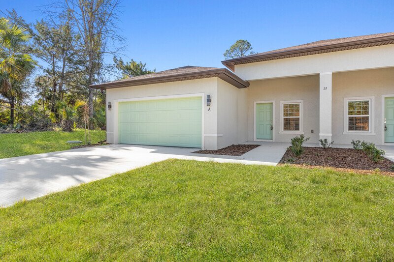 LIKE NEW 3/2/2 TOWNHOME IN POPULAR PINE GROVE property image