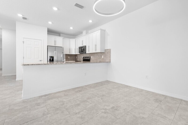 LIKE NEW 3/2/2 TOWNHOME IN POPULAR PINE GROVE property image