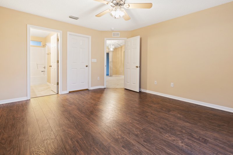 SPACIOUS, LIKE NEW 4/2/2 IN POPULAR PINE GROVE property image