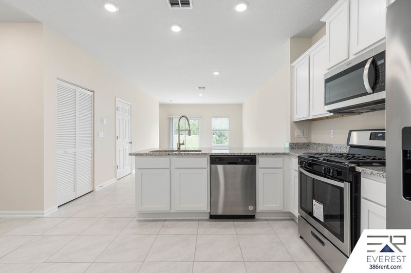 LIKE NEW 2/2.5/1 TOWNHOUSE IN BEAUTIFUL SILVERLEAF OF ST AUGUSTINE property image