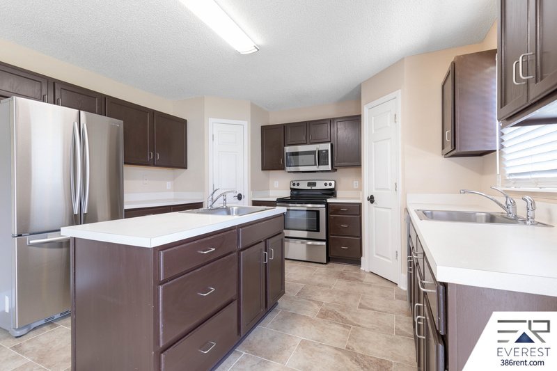 FULLY FENCED, SPACIOUS 4+DEN/2.5/2 IN DESIRABLE QUAIL HOLLOW property image