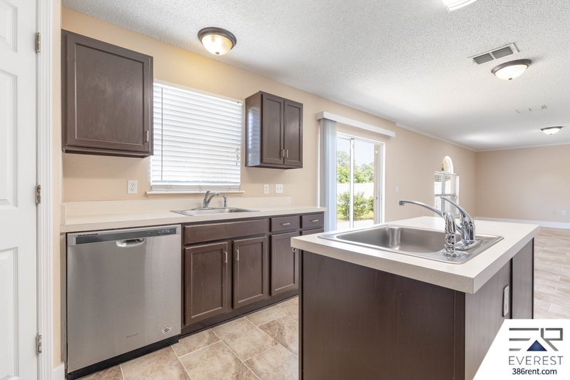 FULLY FENCED, SPACIOUS 4+DEN/2.5/2 IN DESIRABLE QUAIL HOLLOW property image