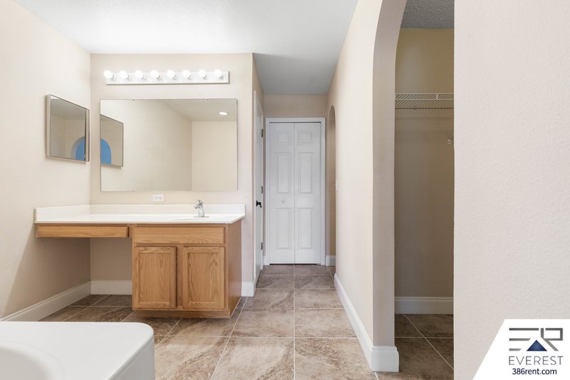 FULLY FENCED, SPACIOUS 4+DEN/2.5/2 IN DESIRABLE QUAIL HOLLOW property image