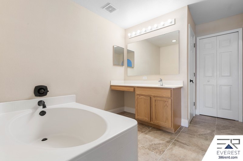 FULLY FENCED, SPACIOUS 4+DEN/2.5/2 IN DESIRABLE QUAIL HOLLOW property image